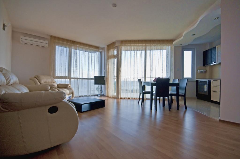 Nushev Hotel Sveti Vlas Exteriör bild